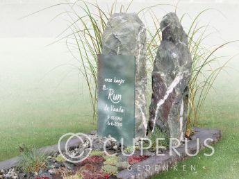 Grafmonument met twee zuilen en glas plaat