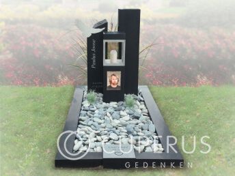 Grafmonument met zuilen