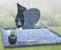 Grafmonument van zwart graniet met boot foto 1