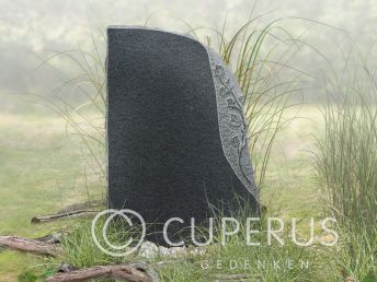 Grafsteen Diabas met gebeeldhouwde tak