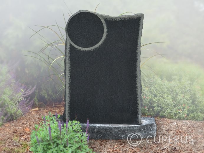 Grafsteen met decoratieve cirkel foto 1