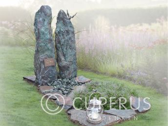 Grafsteen met twee blauwe zuilen en koperen tekstplaatje