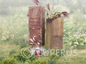 Grafsteen met twee stenen zuilen en koperen bloem