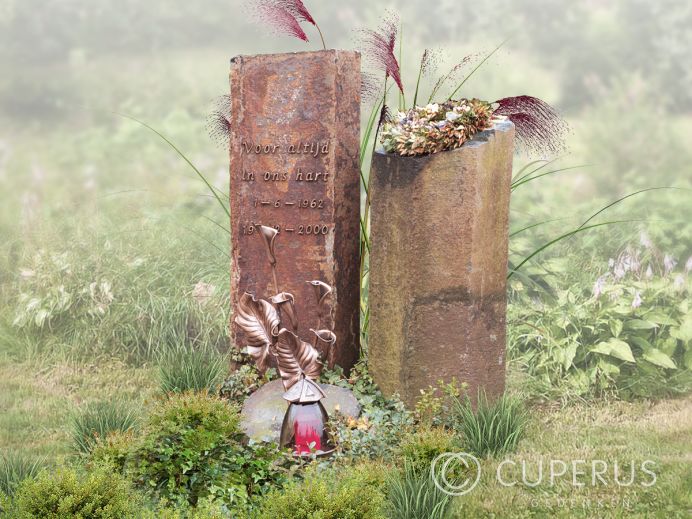 Grafsteen met twee stenen zuilen en koperen bloem foto 1