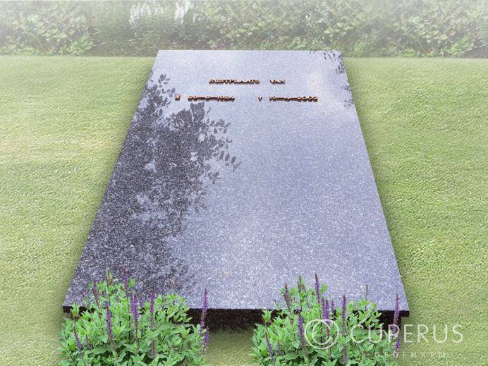 Grafzerk met bronzen letters foto 1