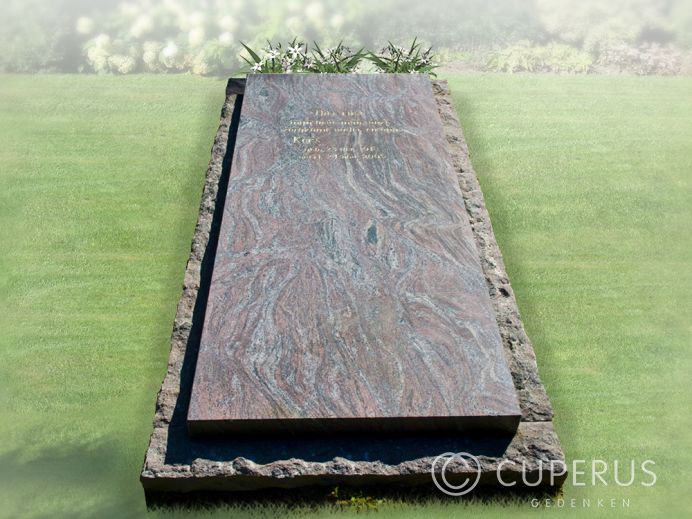 Grafzerk met gladde dekplaat en ruwe banden foto 1