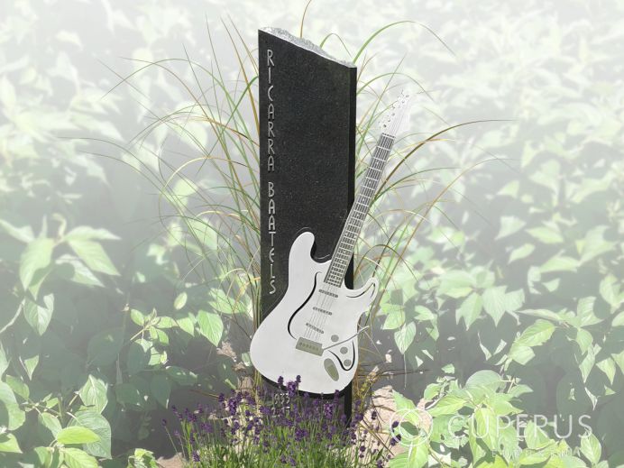Zwart grafzuil van natuursteen met gitaar foto 1