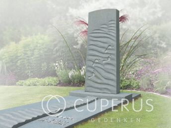 Grijs grafmonument met voetstappen