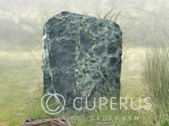Groene grafsteen van ruwe steen