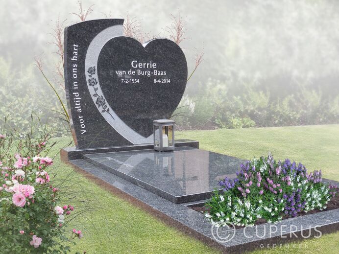 Grafsteen met hartvorm en prikwerk foto 1