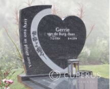 Grafsteen met hartvorm en prikwerk foto 2