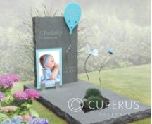 Grafsteen voor kind met ballon, vlinders en foto op glas foto 1