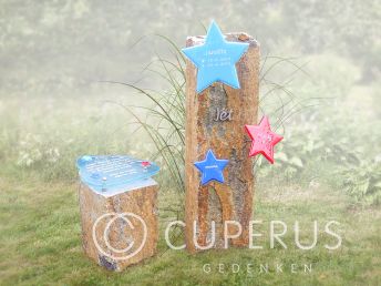 Kindergrafmonument met zuilen en gekleurde glazen sterren