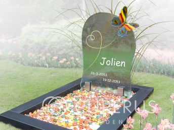 Kindergrafsteen met vlinder en glazen siersteentjes