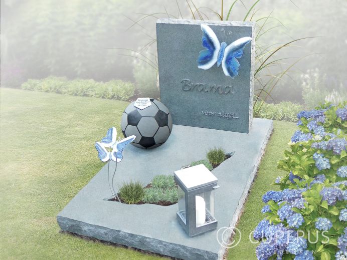 Kindermonument met voetbal en vlinders foto 1