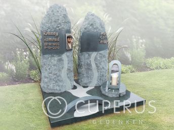 Klein grafmonument met zuilen en foto