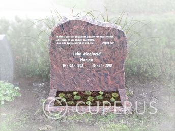 Kort monument ruwe grafsteen
