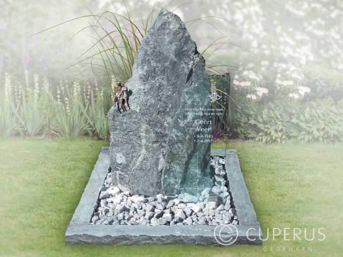 Kort natuurlijk grafmonument foto 1