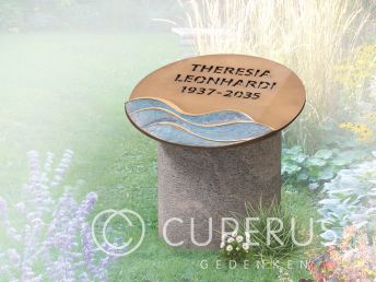 Korte urnenzuil met ronde bronze plaat
