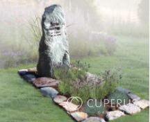 Groen grafmonument van ruwe steen foto 1