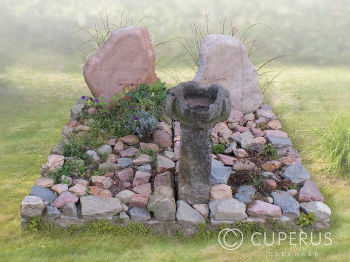 Natuurlijk grafmonument met zwerfkeien foto 1