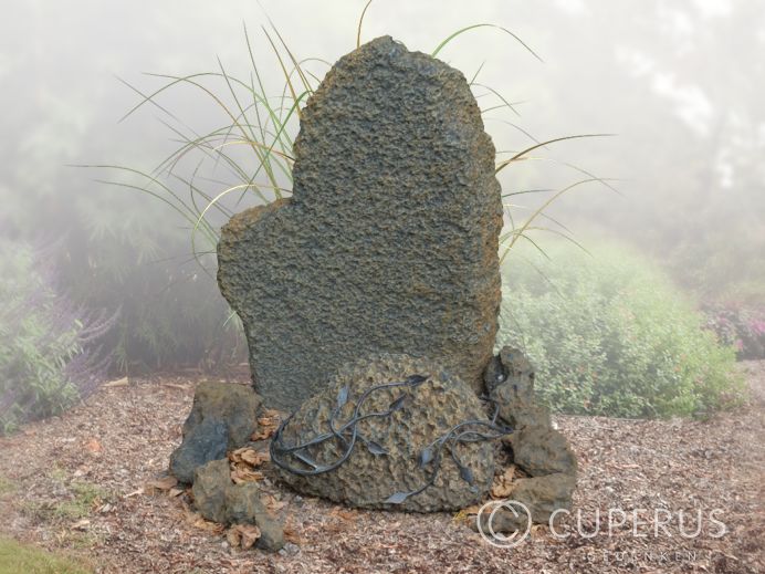Natuurlijk grafmonument ruw natuursteen foto 1