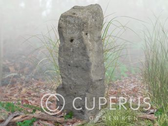 Natuurlijke grafzuil van Basalt