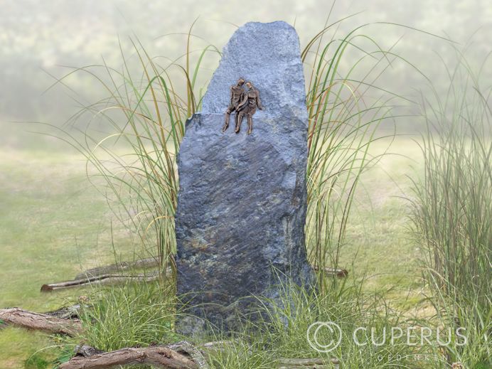 Natuurlijke ruwe grafsteen met bronzen beeldje foto 1