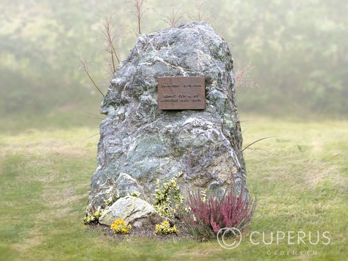 Natuurlijke ruwe grafsteen met Bronzen tekstplaatje foto 1