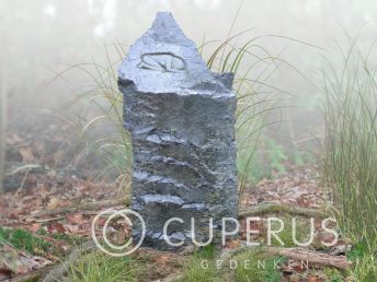 Natuurlijke ruwe grafsteen met gebeeldhouwd figuur 