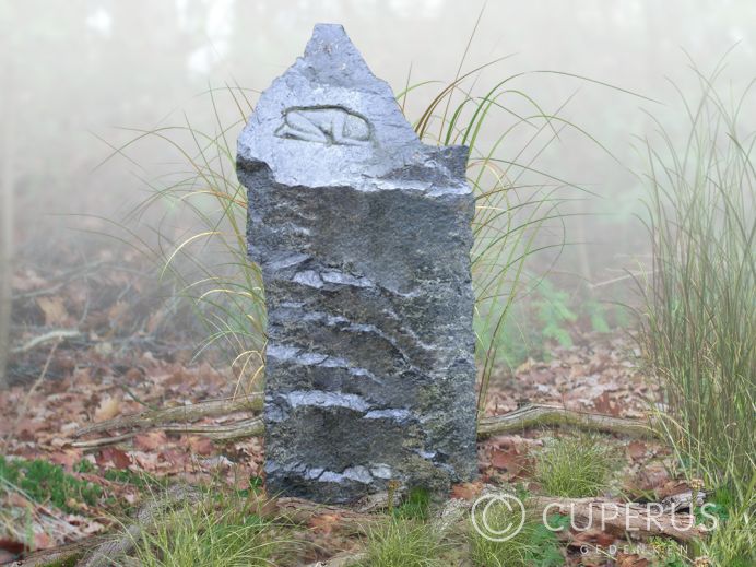 Natuurlijke ruwe grafsteen met gebeeldhouwd figuur foto 1