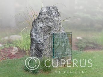 Natuurlijke ruwe grafsteen met glazen tekstplaat