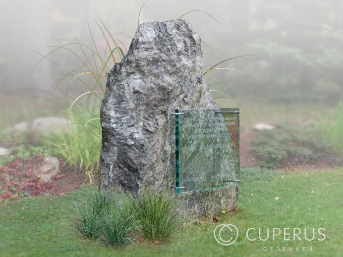 Natuurlijke ruwe grafsteen met glazen tekstplaat foto 1