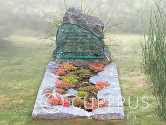 Natuurlijke ruwe grafsteen met glazen tekstplaat