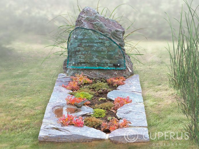 Natuurlijke ruwe grafsteen met glazen tekstplaat foto 1