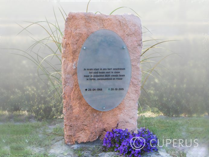 Natuurlijke ruwe grafsteen met glazen tekstplaat foto 1