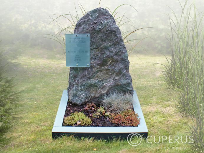 Natuurlijke ruwe grafsteen met glazen tekstplaatje foto 1