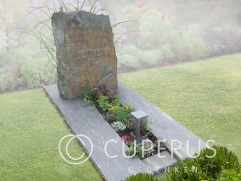 Natuurlijke ruwe grafsteen met graflantaarn