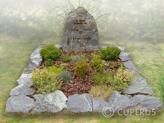 Natuurlijke ruwe grafsteen met koperen letters foto 1