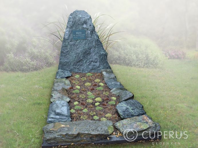 Natuurlijke ruwe grafsteen met rand en tekstplaatje foto 1