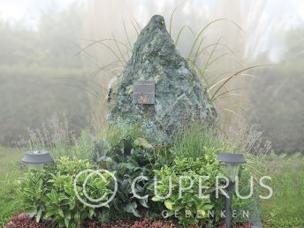 Natuurlijke ruwe grafsteen met tekstplaatje en graflantaarn