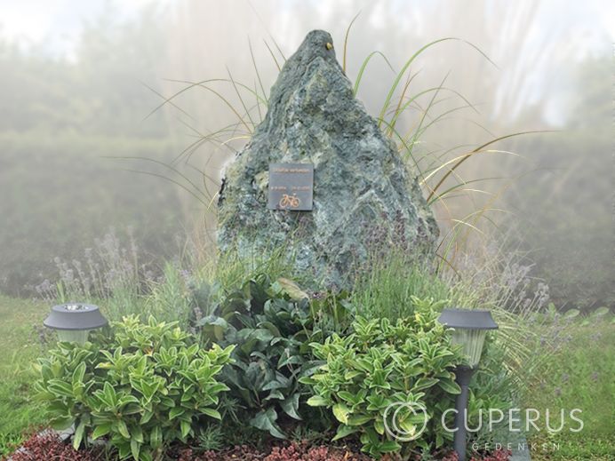 Natuurlijke ruwe grafsteen met tekstplaatje en graflantaarn foto 1