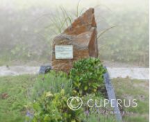 Natuurlijke ruwe grafsteen met tekstplaatje foto 1