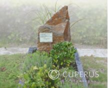 Natuurlijke ruwe grafsteen met tekstplaatje foto 1