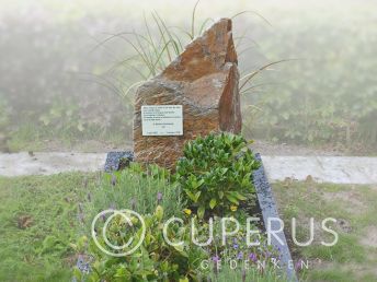 Natuurlijke ruwe grafsteen met tekstplaatje