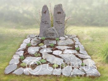 Natuurlijke ruwe grafzuilen met koperen letters