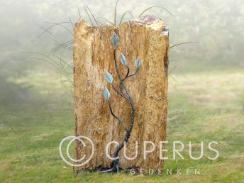 Natuurlijke versteend houten stam met bronzen boompje