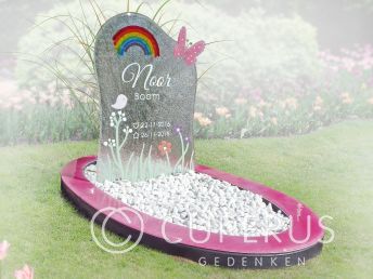 Ovaalvormig kindermonument met glas