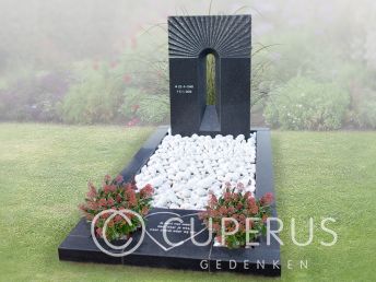 Rechthoekige grafmonument met zonnestralen op bovenkant