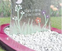 Ovaalvormig kindermonument met glas foto 3